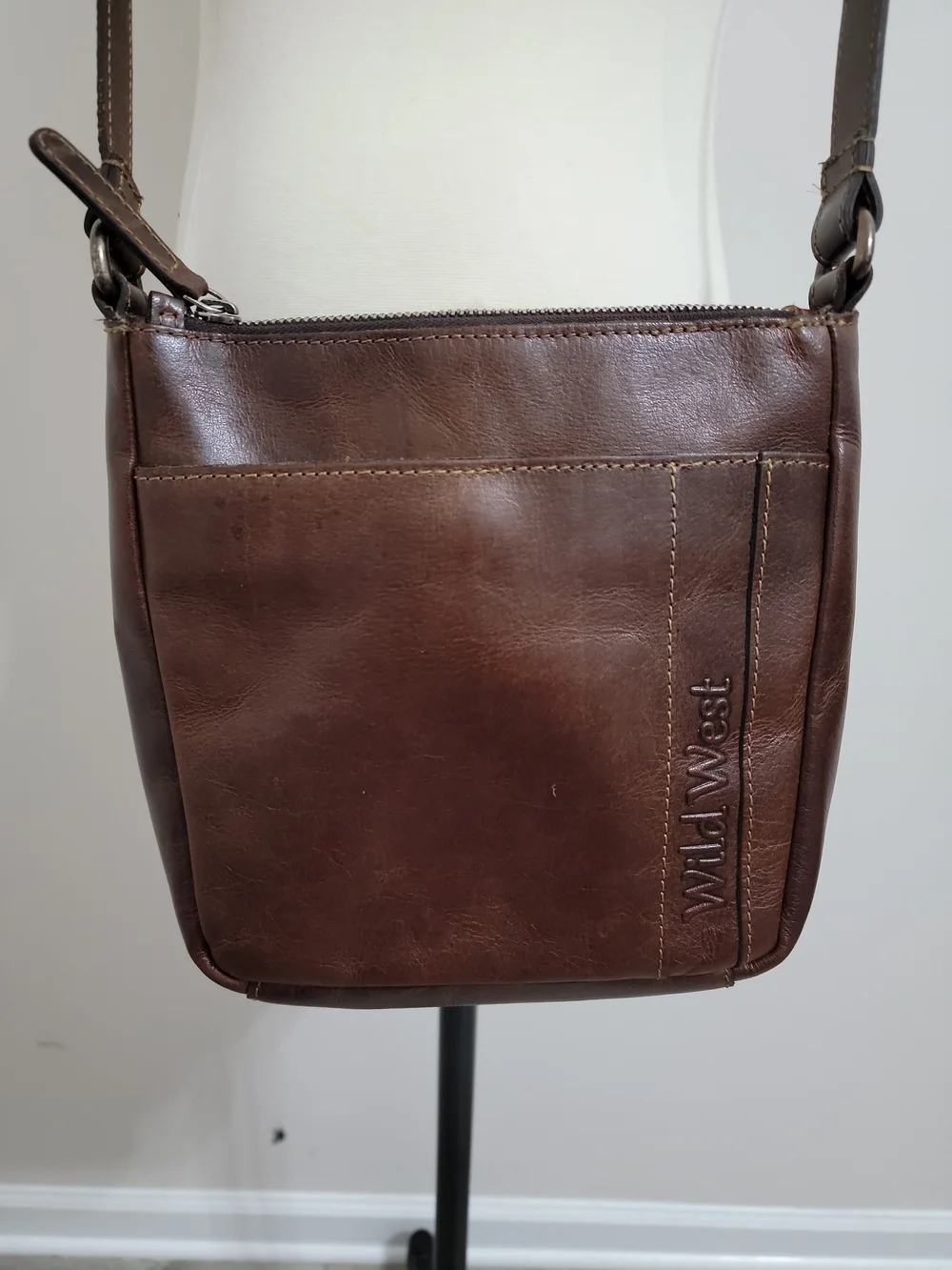 Classic Brown Leather Messenger Bag with Adjustable Strap